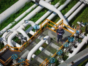 top-view-male-worker-inspection-valve-visual-check-record-pipeline-oil-gas-industry-800x534.webp